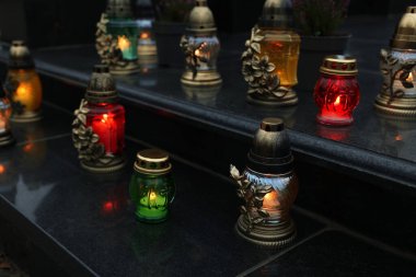 Mezarlıkta granit yüzeyde mezar ışıkları