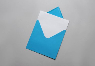 Açık mavi zarf, gri arkaplan üzerinde boş harf, üst görünüm