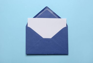 Açık mavi arkaplanda boş harf ile zarf, üst görünüm