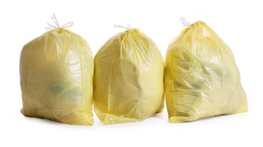 Beyaz arka planda çöp dolu çöp torbaları