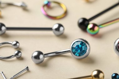 Bej arka planda piercing takıları, yakın plan
