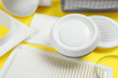 Evin havalandırma sisteminin bir kısmı sarı arka planda, yakın plan