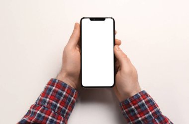 Beyaz arka planda akıllı telefonu olan adam, üst görünüm