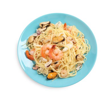 Tabakta deniz ürünleri olan lezzetli makarna, beyaz, üst manzara