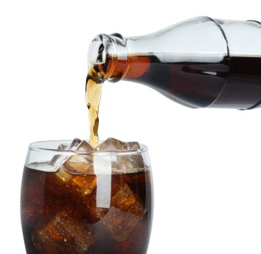 Beyaz arka planda buz küpleriyle şişeden cama kola dökmek, yakın plan. Soda tazeleniyor.
