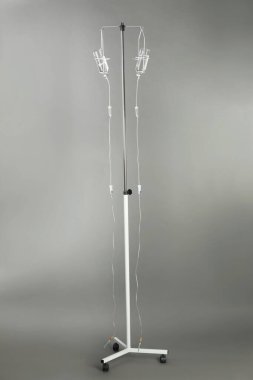 Gri arka planda ilaç şişeleri olan bırakma tezgahı