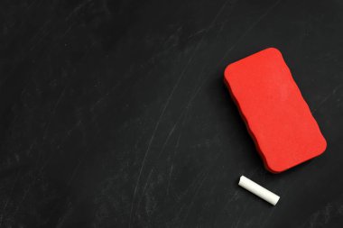 Siyah tahtada beyaz tebeşir ve toz bezi, düz yatıyordu. Metin için boşluk