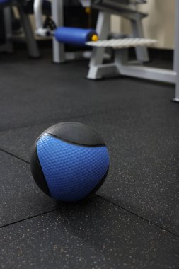 Spor salonunda yerde mavi ilaç topu