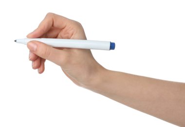 Beyaz arkaplanda renk kalemi tutan kadın, yakın plan