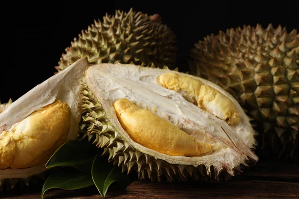 Buah Durian Segar Matang Atas Meja Kayu Closeup — Stok Foto