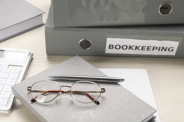 Boekhouder Werkplaats Met Folders Glazen Briefpapier Houten Tafel — Stockfoto