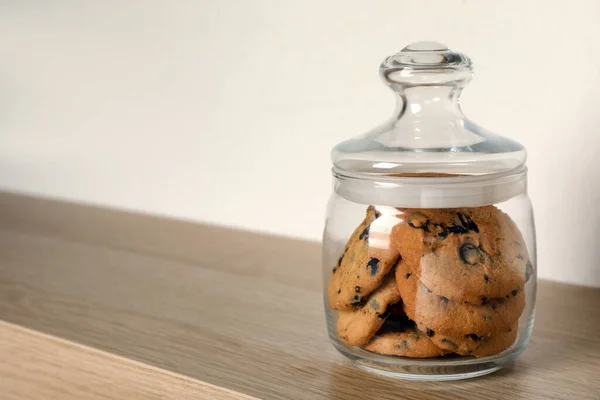 Deliziosi Biscotti Cioccolato Barattolo Vetro Sul Tavolo Legno Spazio Testo — Foto Stock