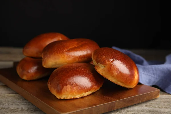 Gebackene Piroschki Auf Holztisch Leckeres Gebäck — Stockfoto