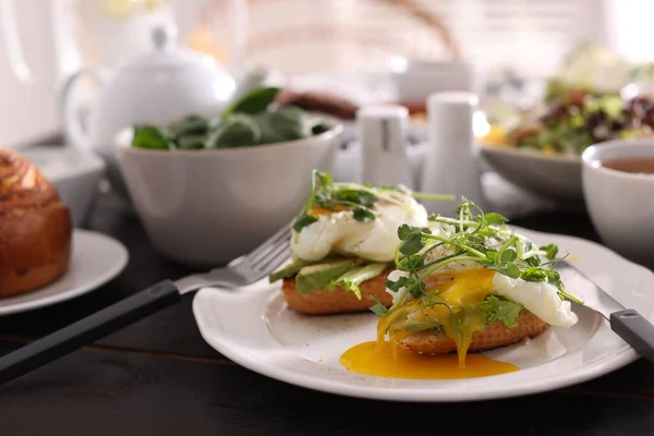 Deliciosos Sándwiches Con Huevos Aguacate Servidos Mesa Buffet Para Almuerzo — Foto de Stock
