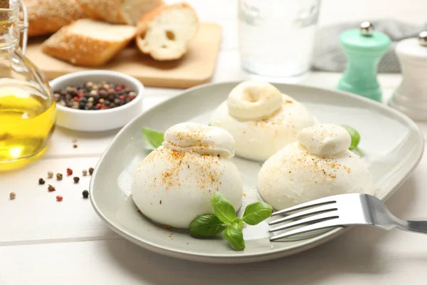 Lahodný Burrata Sýr Bazalkou Bílém Dřevěném Stole Detailní Záběr — Stock fotografie