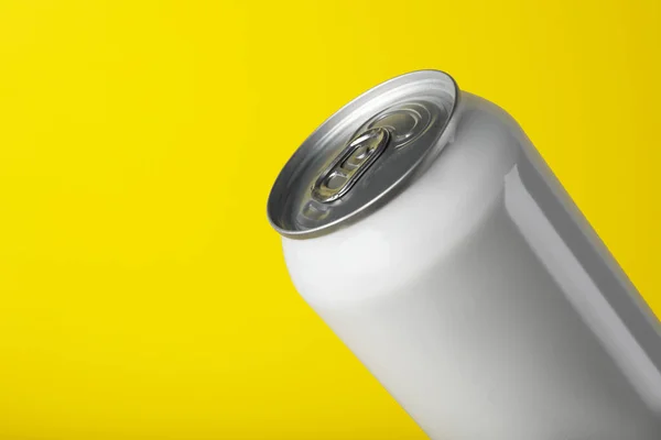 Lata Branca Bebida Energética Fundo Amarelo Close Espaço Para Texto — Fotografia de Stock