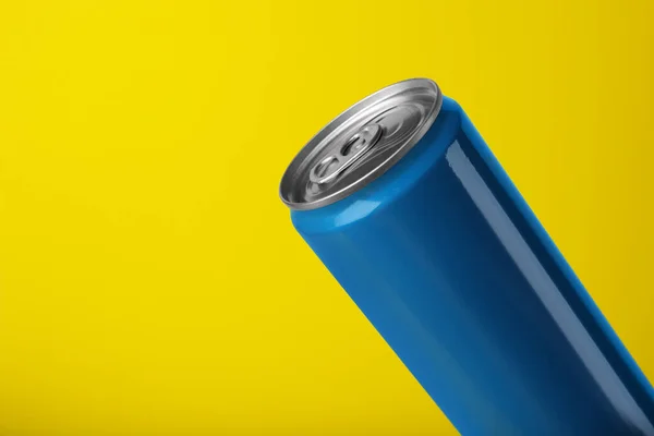 Lata Azul Bebida Energética Sobre Fondo Amarillo Primer Plano Espacio — Foto de Stock