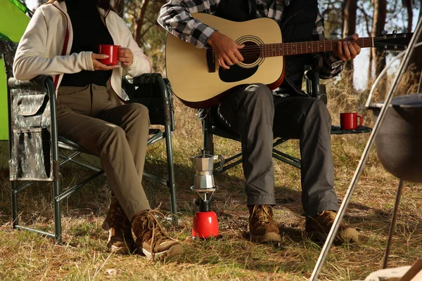 Coppia Con Chitarra Appoggiata Sedie Campeggio All Aperto Primo Piano — Foto Stock