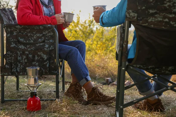 Pareja Descansando Sillas Camping Disfrutando Una Bebida Caliente Aire Libre —  Fotos de Stock