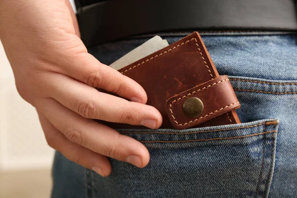 Cüzdanı Parayla Birlikte Kot Pantolonun Cebine Koyan Adam Yakın Plan — Stok fotoğraf