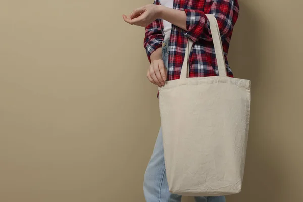 Mujer Con Eco Bag Sobre Fondo Beige Primer Plano Espacio — Foto de Stock
