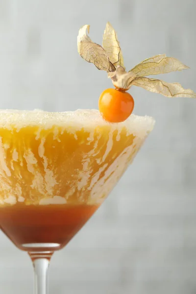 Delizioso Cocktail Decorato Con Frutta Physalis Sfondo Sfocato Primo Piano — Foto Stock