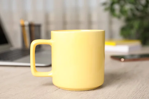 Caneca Bebida Quente Mesa Madeira Branca Escritório Pausa Para Café — Fotografia de Stock