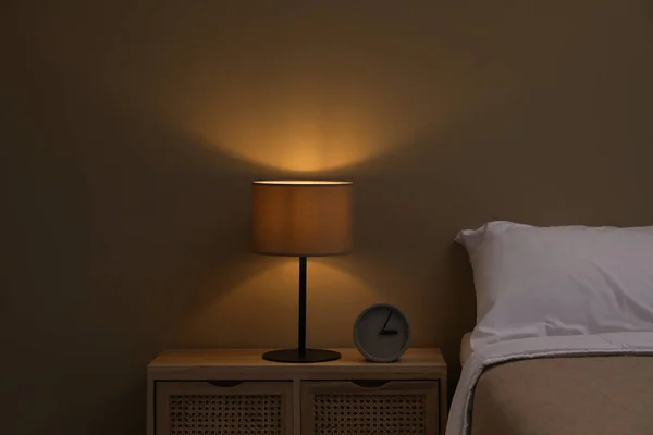 Elegante Lámpara Noche Mesita Noche Dormitorio —  Fotos de Stock