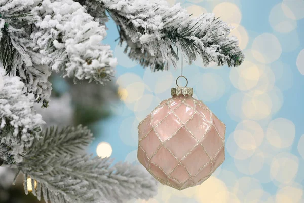 Hermosa Chuchería Colgando Árbol Navidad Contra Las Luces Borrosas Festivas — Foto de Stock