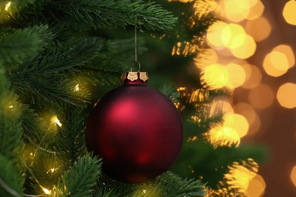 Hermosa Bola Roja Navidad Colgando Abeto Contra Las Luces Borrosas —  Fotos de Stock