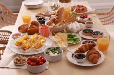 Masada farklı yemekler olan tabaklar. Lüks brunch.