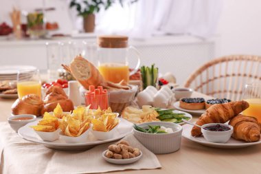 Masada farklı yemekler olan tabaklar. Lüks brunch.