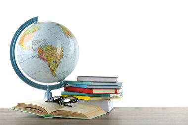 Küre, kitaplar ve gözlükler beyaz arka plana karşı ahşap masada. Coğrafya dersi