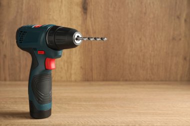 Ahşap masada modern elektrikli matkap, metin için alan