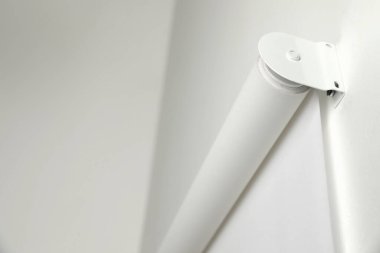 Beyaz patenci odada kör, yakın plan. Metin için boşluk