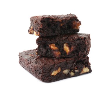 Beyaz arka planda fındıklı lezzetli browniler.