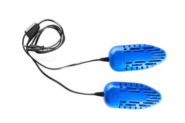 Beyaz arka planda modern elektrikli ayakkabı kurutma makinesi, üst görünüm