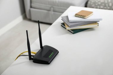 Beyaz masadaki modern Wi-Fi yönlendirici. Metin için boşluk