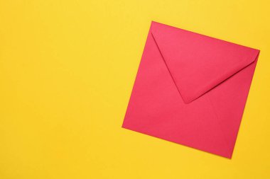 Sarı arka planda kırmızı zarf, üst manzara. Metin için boşluk