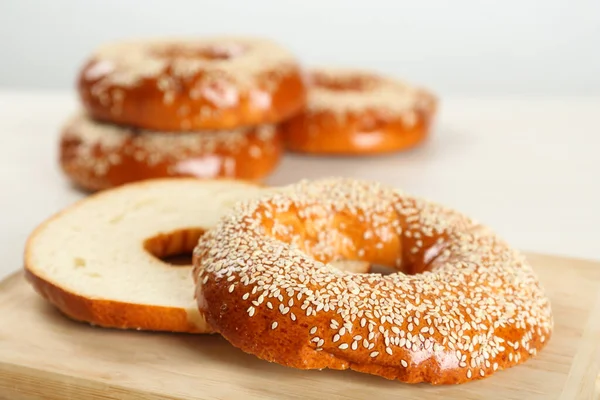 Delicious Fresh Halved Bagel Wooden Board Closeup — Stock Photo, Image