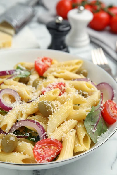 Schüssel Mit Leckeren Nudeln Mit Tomaten Oliven Und Zwiebeln Auf — Stockfoto