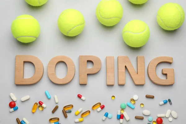 Płaska Kompozycja Układowa Słowem Doping Piłki Tenisowe Narkotyki Jasnoszarym Tle — Zdjęcie stockowe