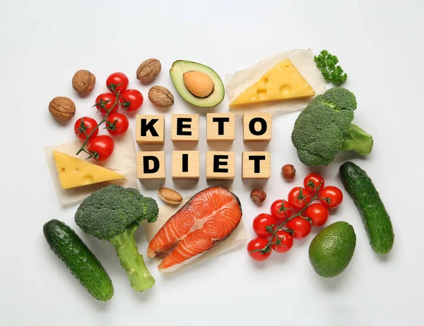 Holzwürfel Mit Der Phrase Keto Diet Und Verschiedenen Frischen Produkten — Stockfoto