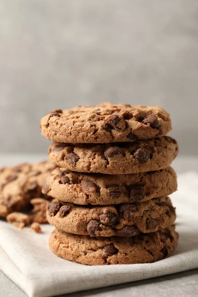 Deliciosas Galletas Chocolate Mesa Gris Claro — Foto de Stock