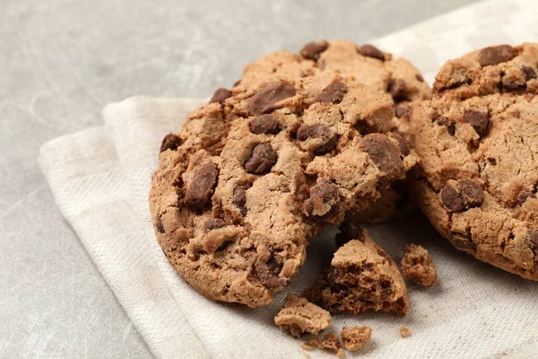 Deliciosas Galletas Chocolate Mesa Gris Claro Primer Plano — Foto de Stock