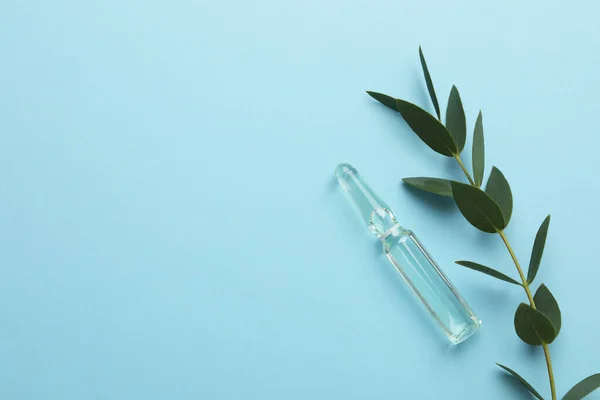 Medische Ampul Met Oplossing Buurt Van Eucalyptus Lichtblauwe Achtergrond Vlak — Stockfoto