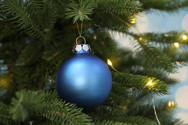 Hermosa Bola Azul Colgando Árbol Navidad Contra Las Luces Borrosas — Foto de Stock