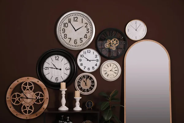 Mirror Collection Clocks Brown Wall Indoors — Stock Photo, Image