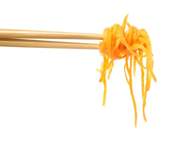 Stäbchen Mit Leckerem Koreanischen Karottensalat Auf Weißem Hintergrund — Stockfoto