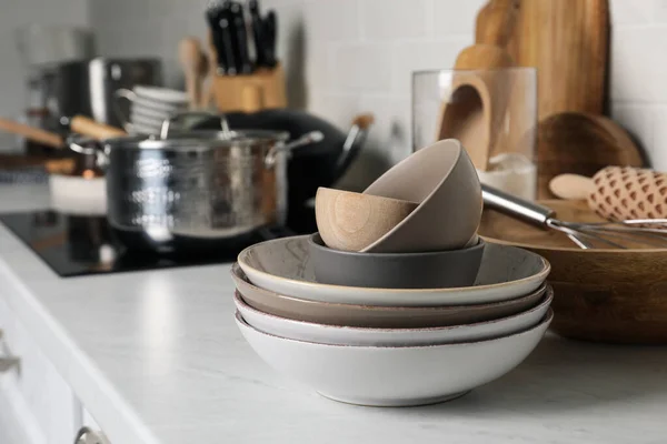 Mutfaktaki Tezgahın Üstünde Bir Yığın Kase Farklı Mutfak Gereçleri Var — Stok fotoğraf